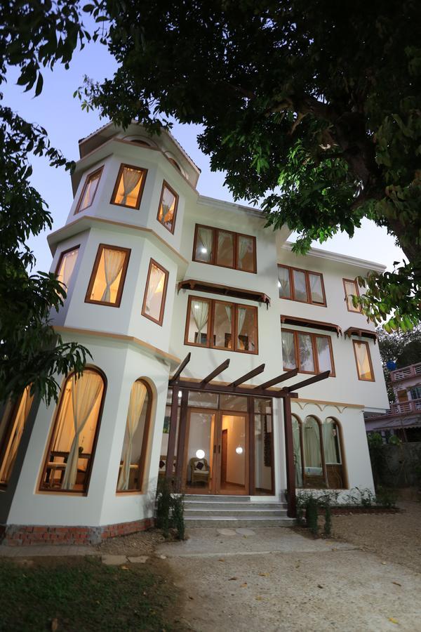 Mango Hill Inn Rangoon Buitenkant foto
