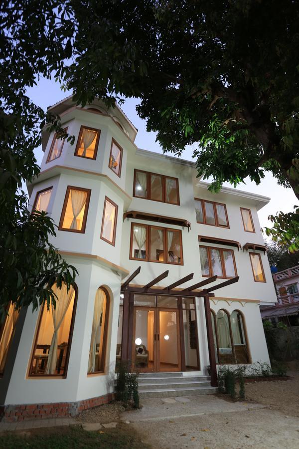Mango Hill Inn Rangoon Buitenkant foto
