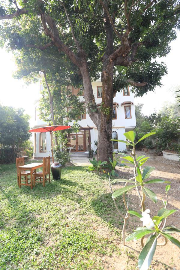 Mango Hill Inn Rangoon Buitenkant foto