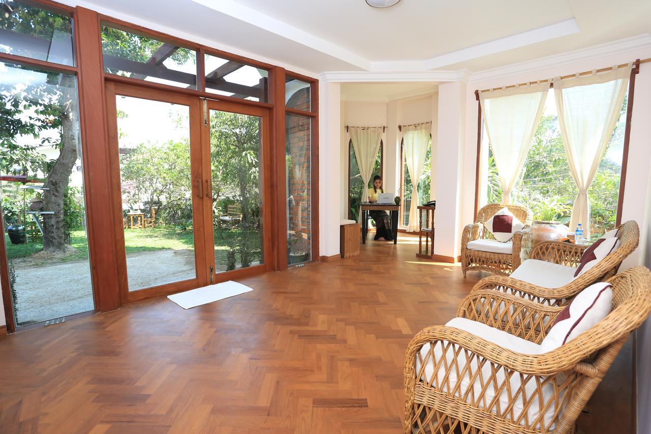 Mango Hill Inn Rangoon Buitenkant foto