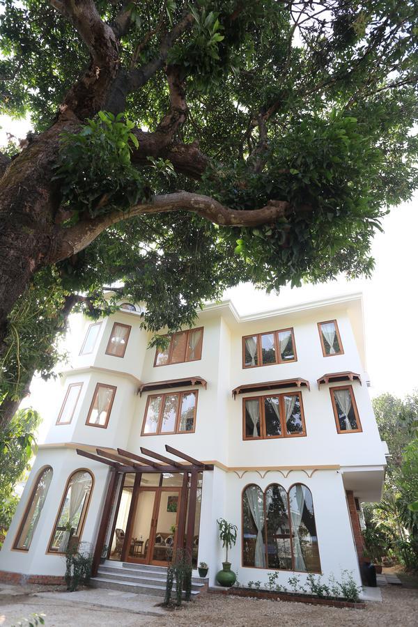Mango Hill Inn Rangoon Buitenkant foto