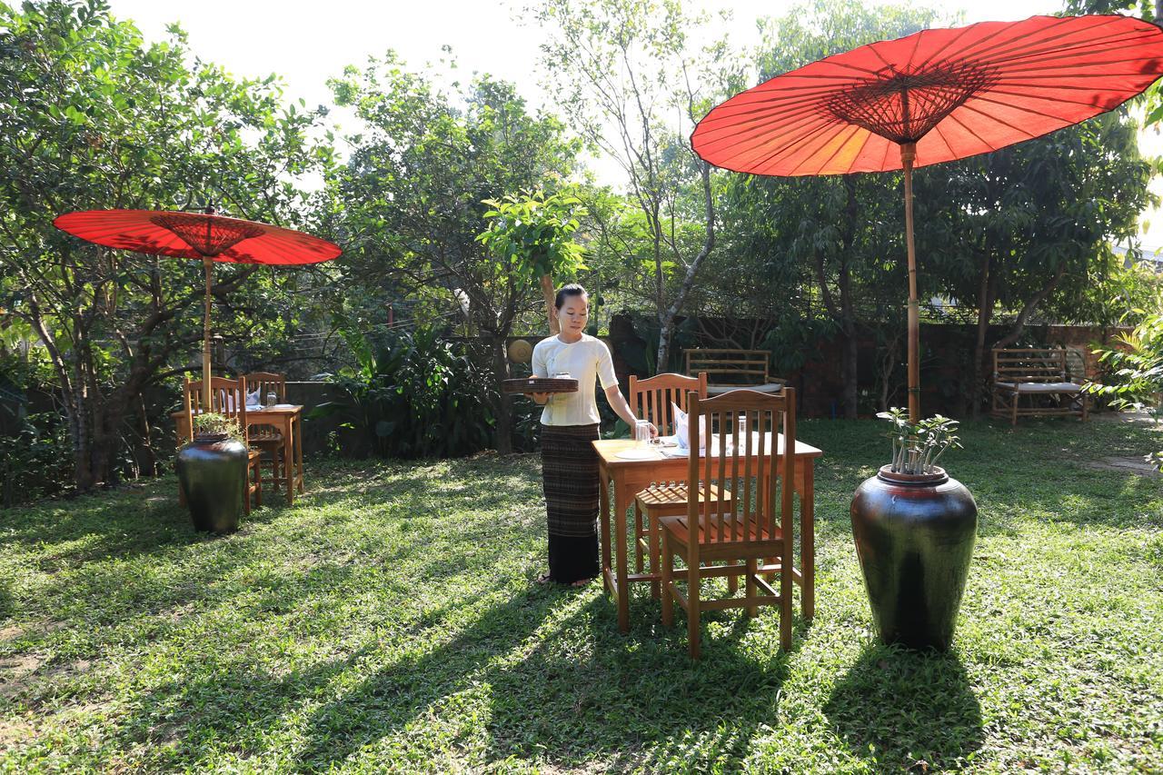 Mango Hill Inn Rangoon Buitenkant foto