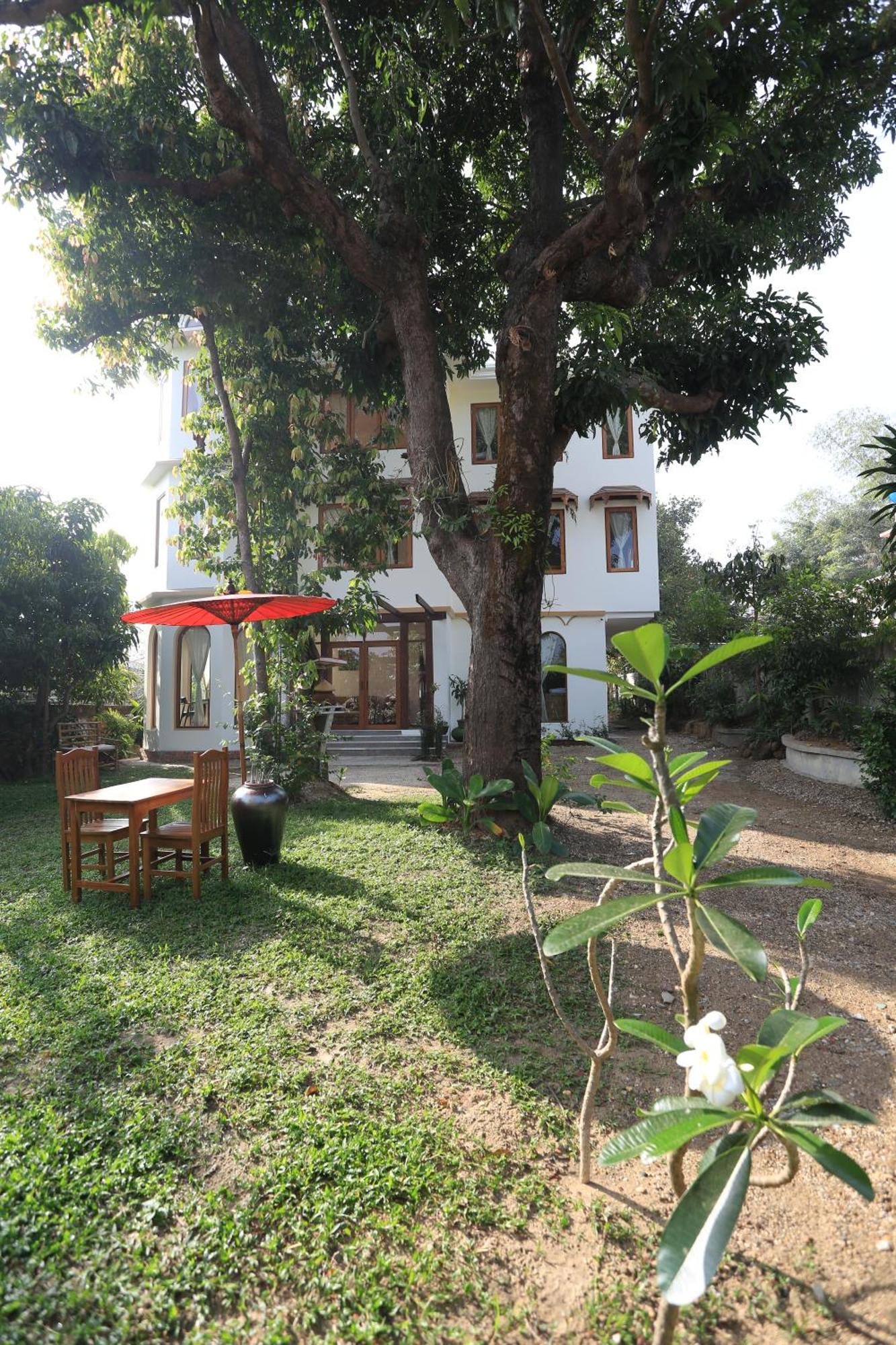 Mango Hill Inn Rangoon Buitenkant foto
