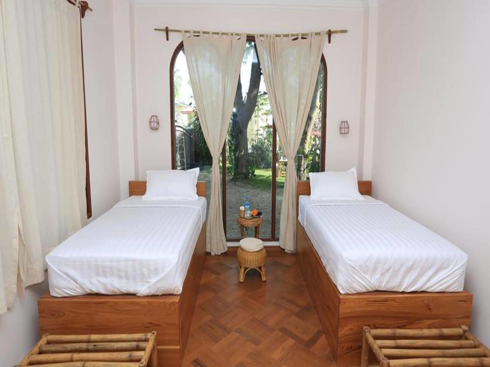 Mango Hill Inn Rangoon Buitenkant foto