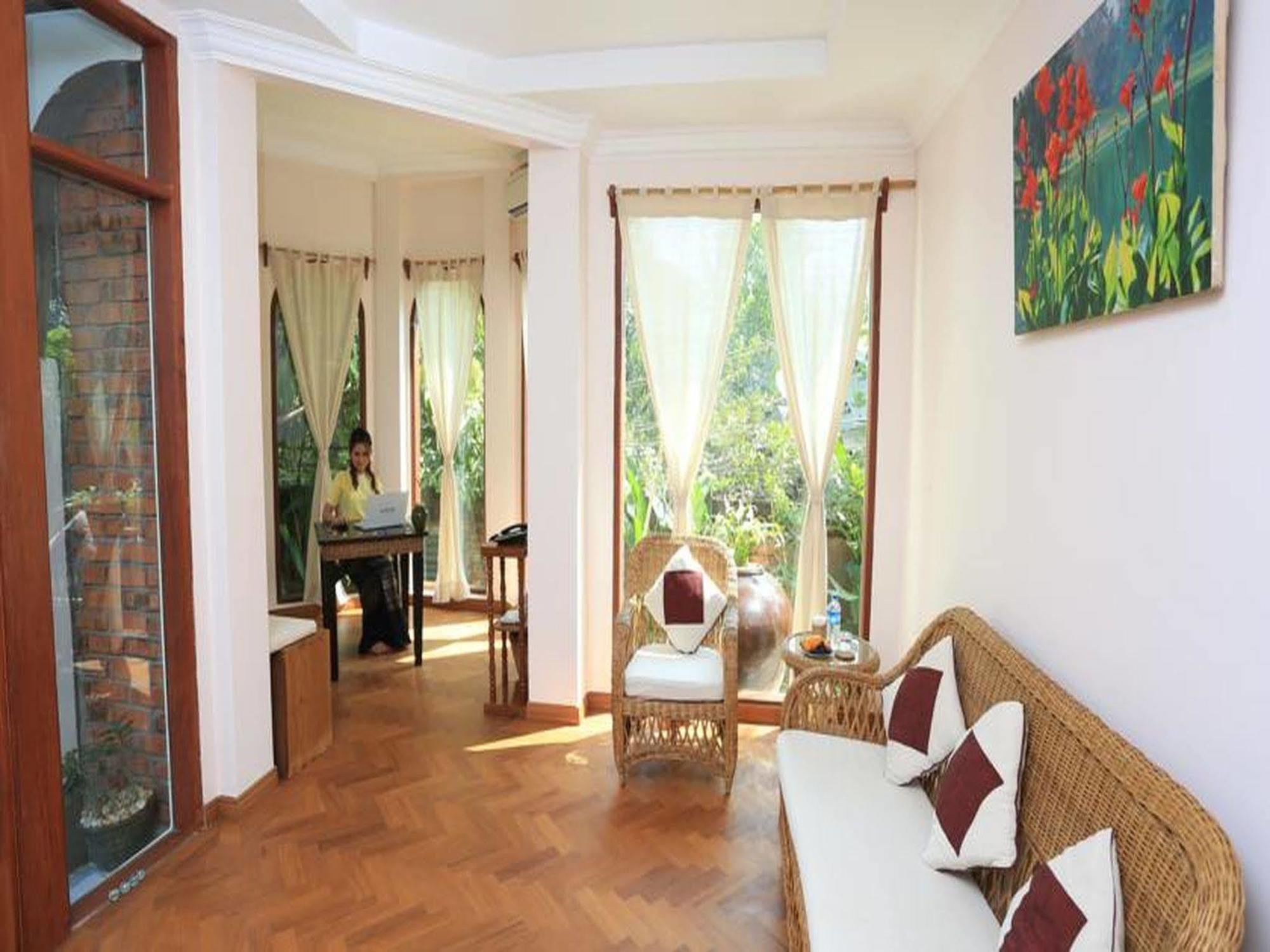 Mango Hill Inn Rangoon Buitenkant foto