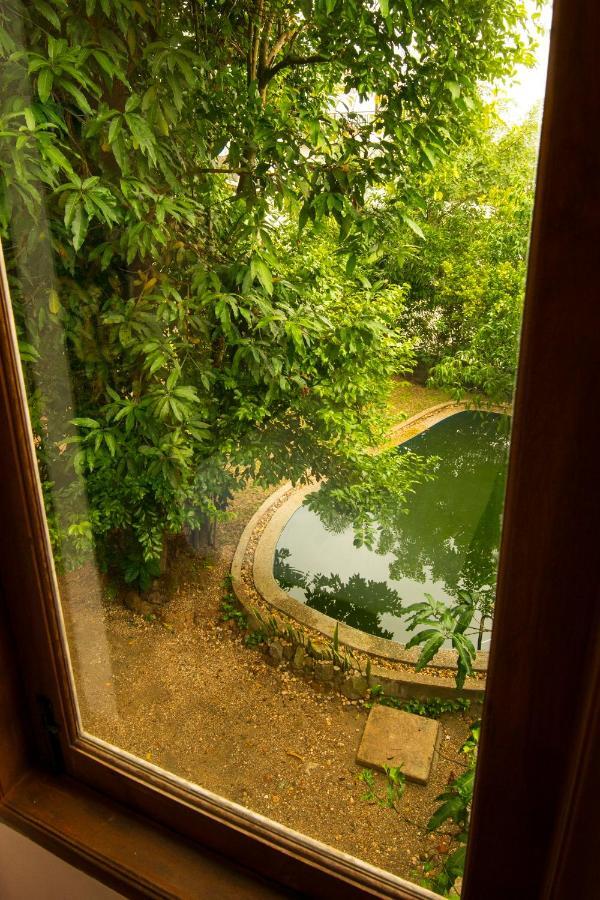 Mango Hill Inn Rangoon Buitenkant foto